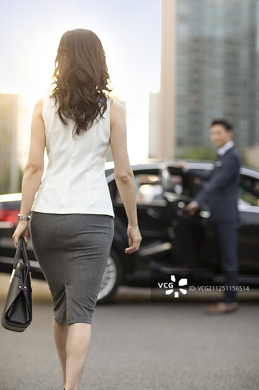 成功的商务女士上车图片素材