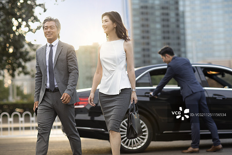 成功的商务人士下车图片素材