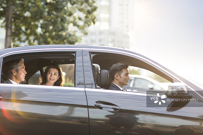 成功商务人士在车里图片素材