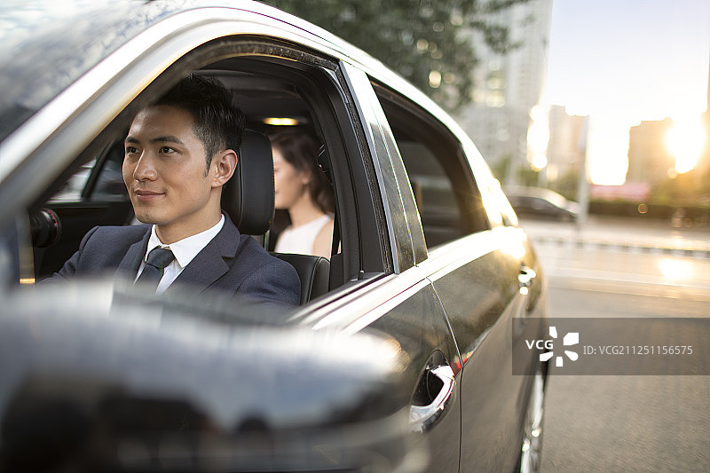 年轻的专车司机开车图片素材