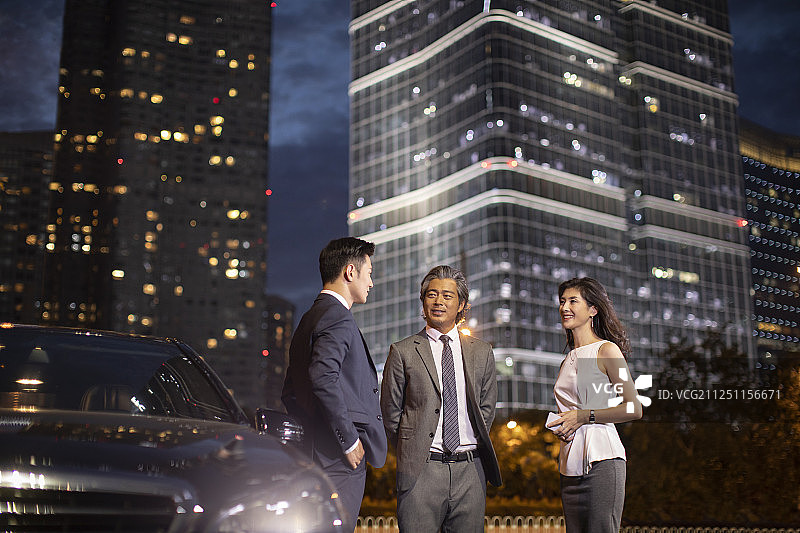 成功的商务人士在谈话图片素材