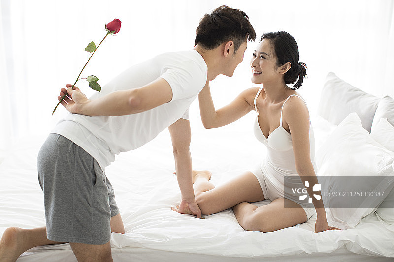 快乐的年轻情侣共度甜蜜时光图片素材