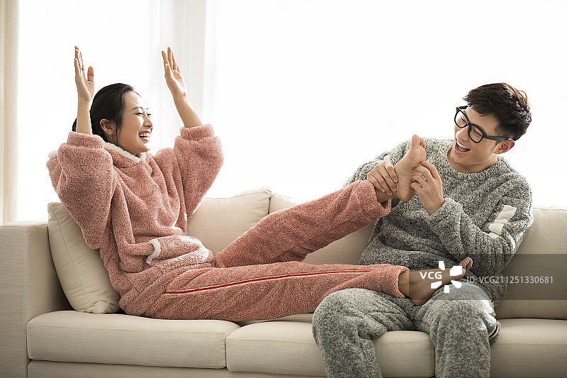 快乐的年轻情侣在客厅图片素材