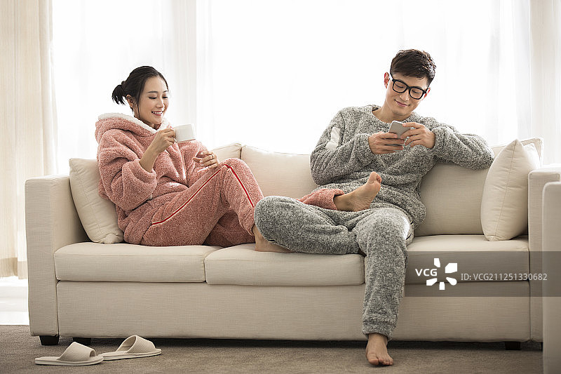 快乐的年轻情侣在客厅图片素材