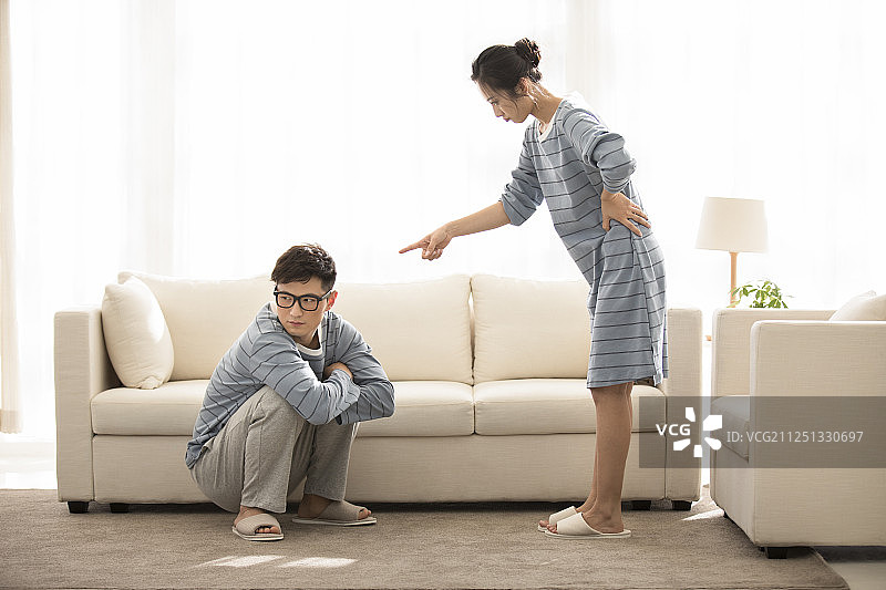 年轻情侣在家吵架图片素材