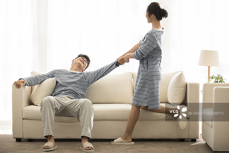 快乐年轻情侣在客厅图片素材