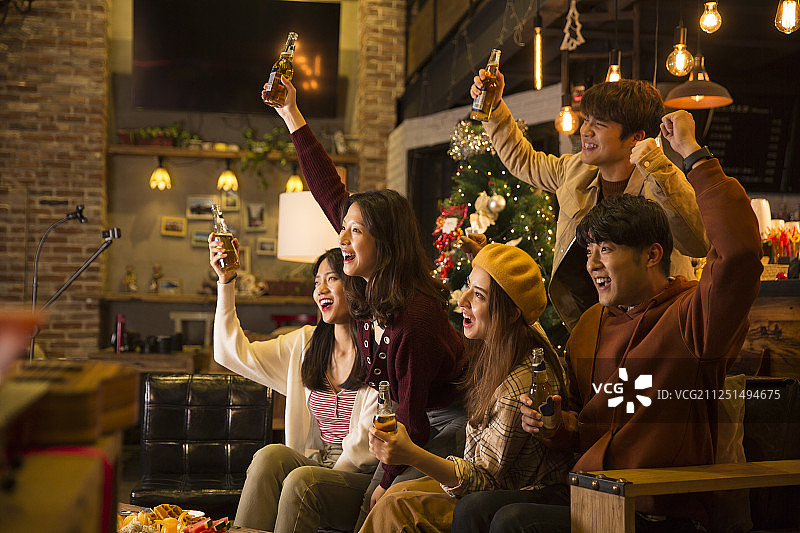 五个青年男女看比赛欢呼大喊在酒吧图片素材