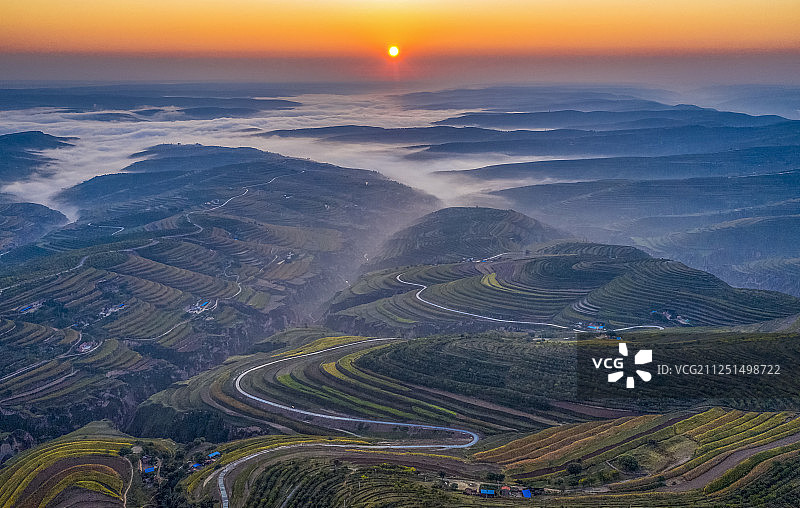 彭阳梯田日出图片素材