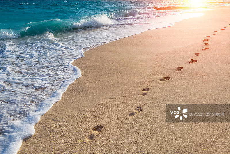 沙滩脚印与浪花户外风光图片素材