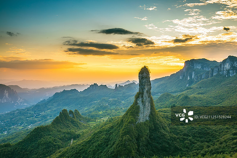 湖北恩施大峡谷朝天笋夕阳风光图片素材