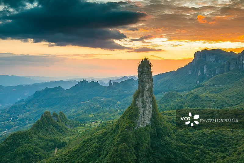 湖北恩施大峡谷朝天笋夕阳风光图片素材