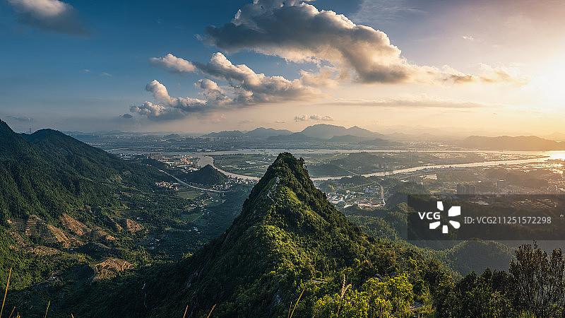山顶观日落全景图片素材