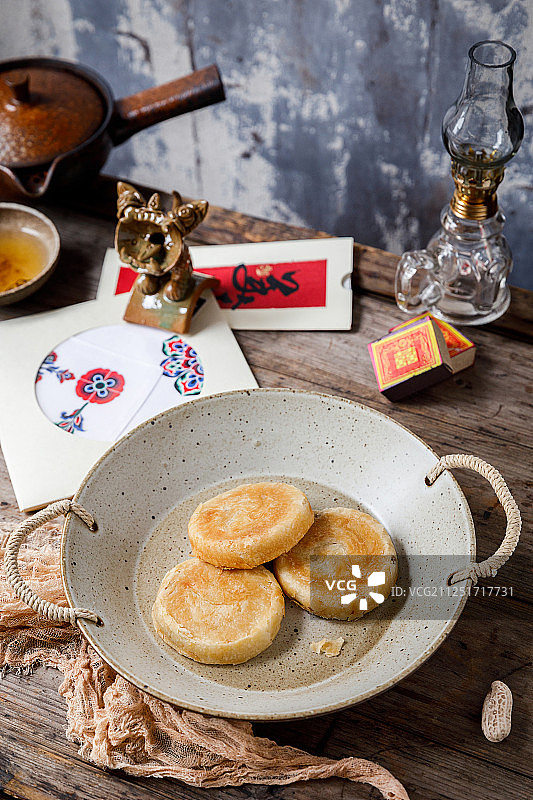 放在陶瓷麻绳盘子里的云南手工制作玫瑰鲜花饼图片素材