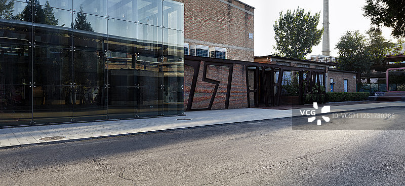 逆光下的北京798艺术区特色建筑和道路图片素材