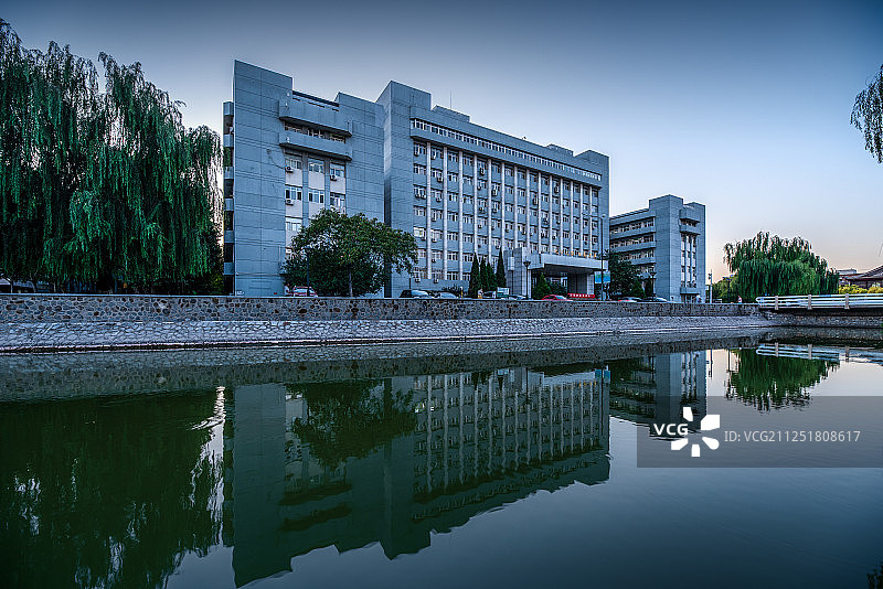 中国双一流大学历史名校天津南开大学化学学院主楼夜景图片素材