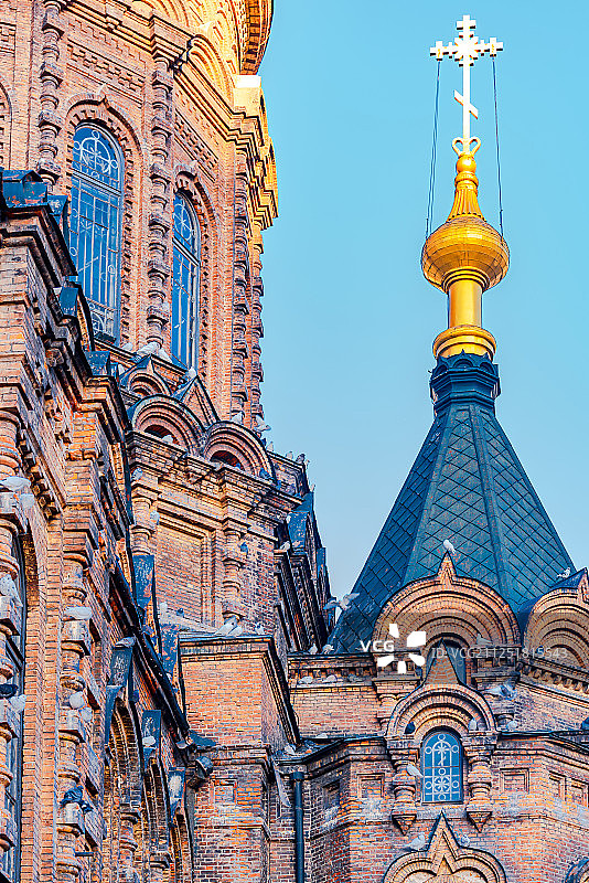 哈尔滨中央大街上的索菲亚教堂顶部特写图片素材
