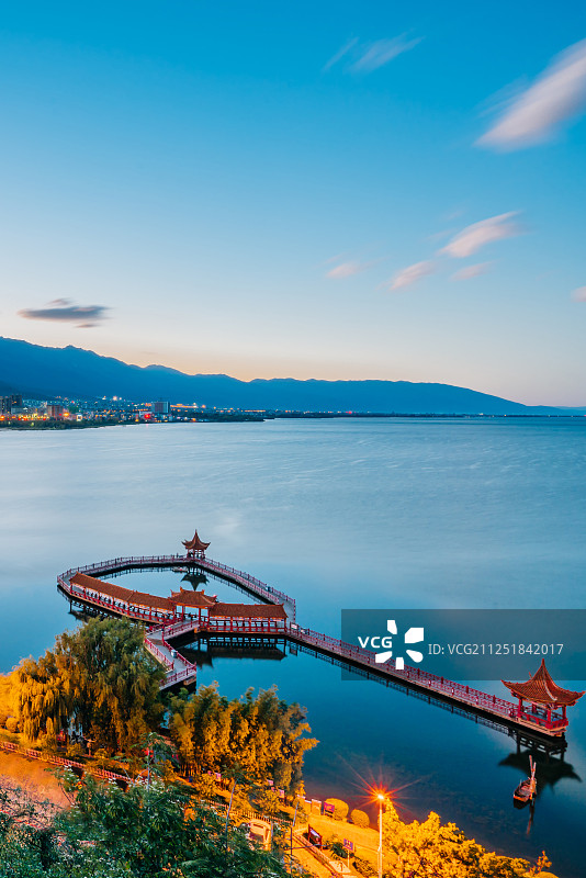 中国云南省大理市洱海海心亭夜景风光图片素材