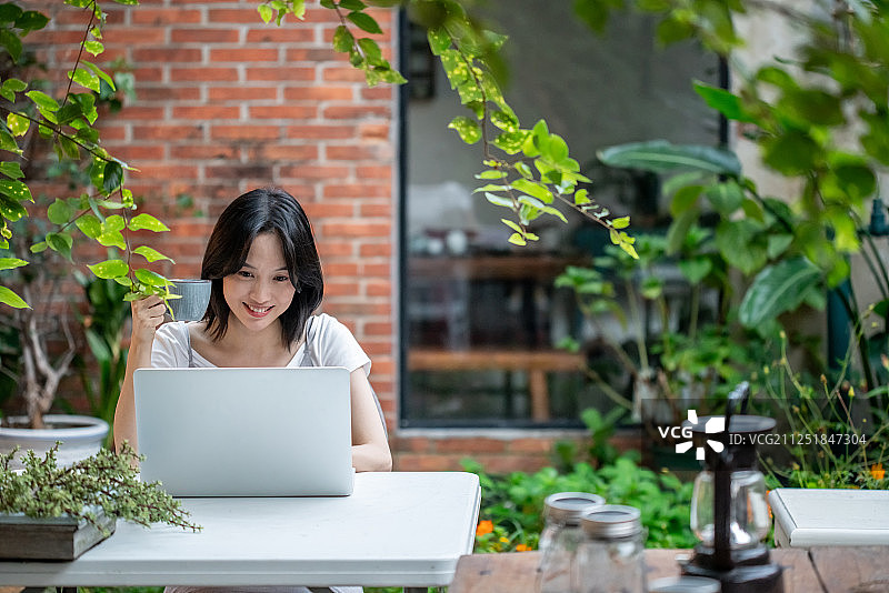 居家悠闲办公图片素材