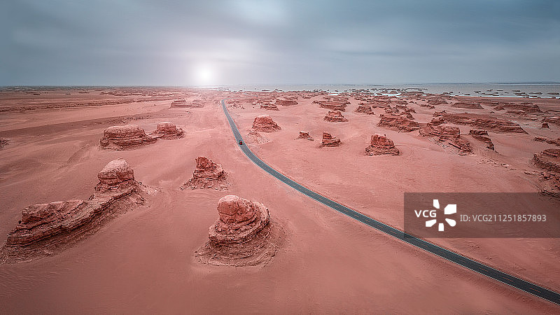 青海省海西蒙古族藏族自治州315国道丹霞地貌图片素材