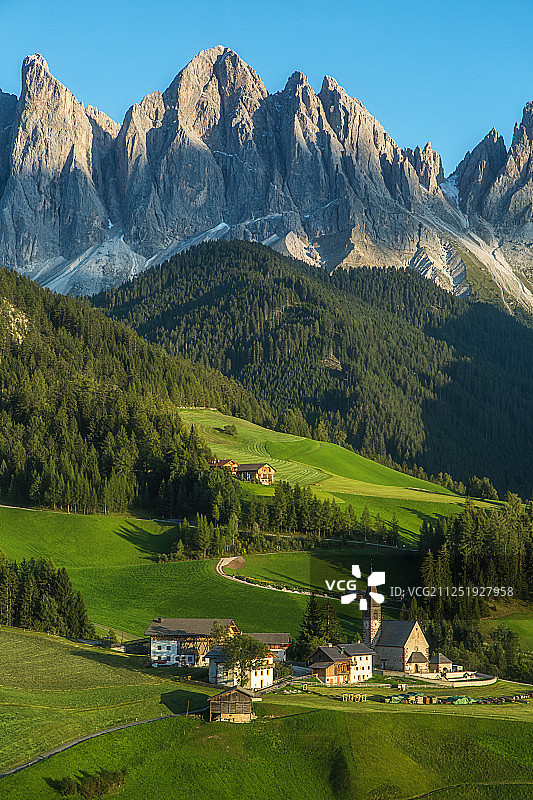 意大利阿尔卑斯山多洛米蒂山区山谷在夕阳时的教堂森林风景图片素材