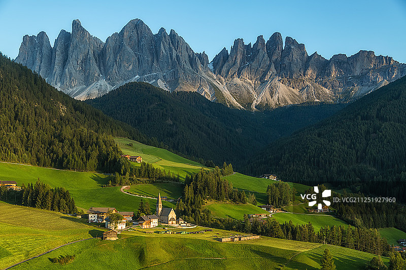 意大利阿尔卑斯山多洛米蒂山区山谷在夕阳时的教堂森林风景图片素材