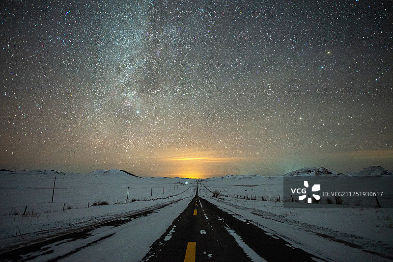 银河下的路图片素材