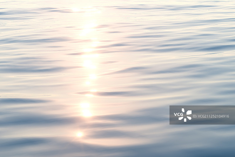 阳光照射下的平静的海面 三维渲染图片素材