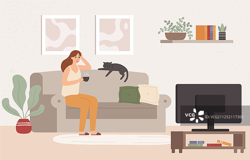 年轻女人躺在沙发上看电视图片素材