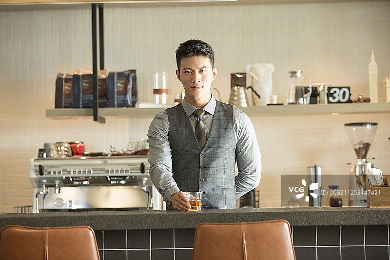 青年男调酒师肖像图片素材