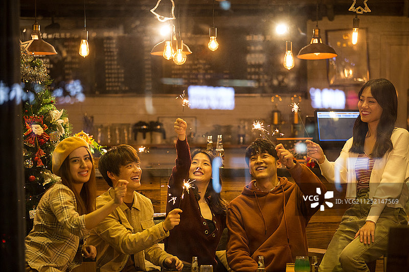 五个青年男女一起在咖啡馆聚会嬉戏放烟花图片素材