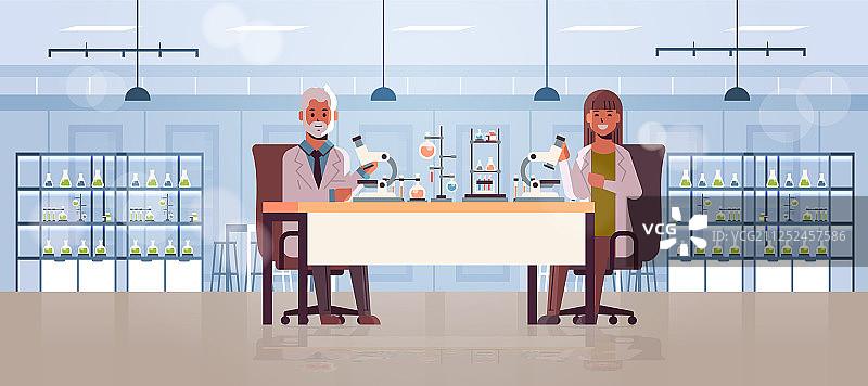 科学家夫妇在实验室使用显微镜图片素材