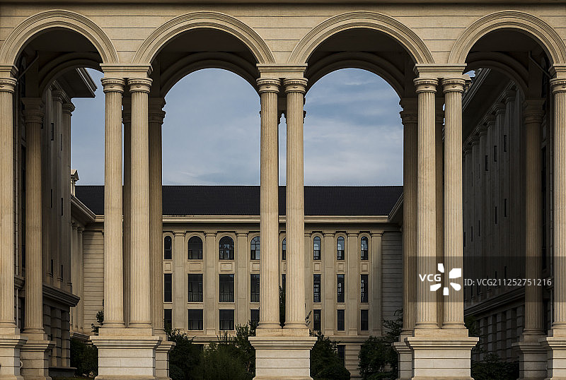 圆拱形状的欧式造型装饰柱与建筑图片素材