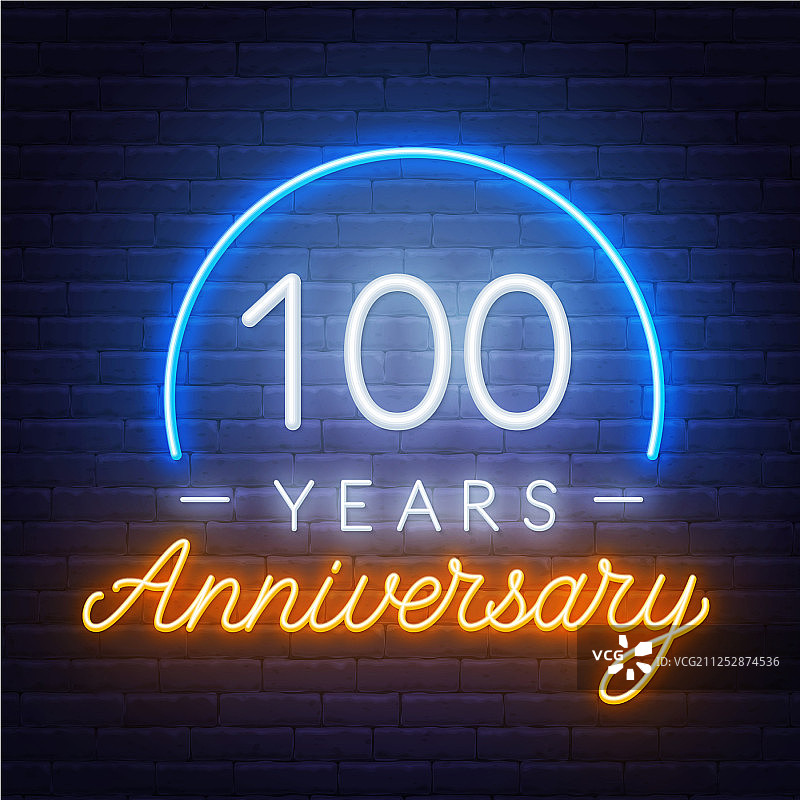 黑暗背景上的100周年庆典霓虹灯标志图片素材