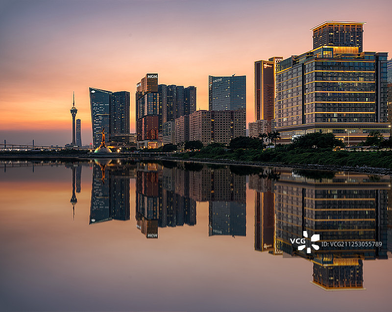 傍晚黄昏时间，澳门城市风光，水面倒影图片素材