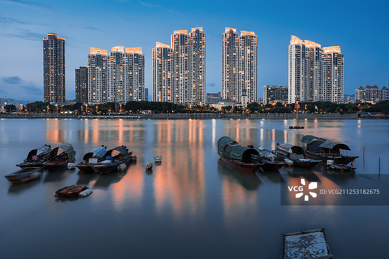 福州闽江沿岸渔民的高层住宅与船只图片素材