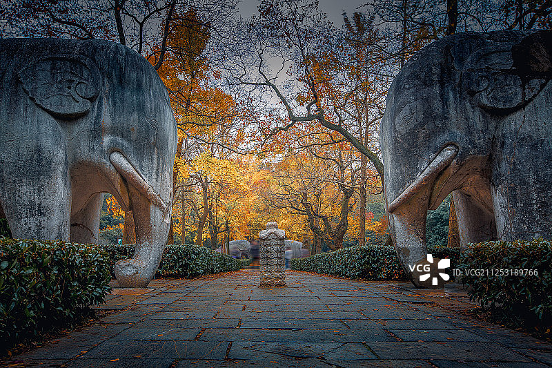 南京梅花山夜幕降临前的石像路图片素材