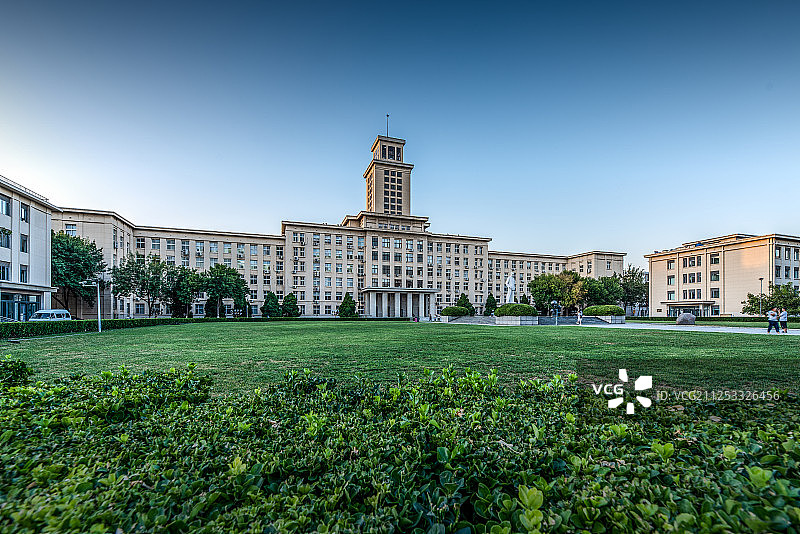 南开大学百年校庆八里台校区前广场主楼总理像图片素材