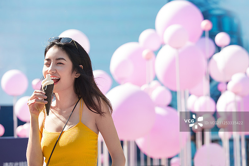 青年女子在户外旅行吃冰淇淋图片素材