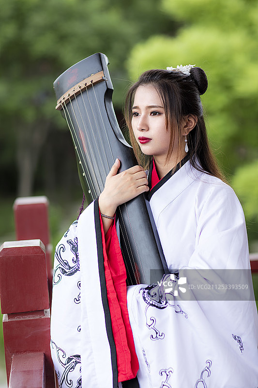 抱着古琴的汉服美女图片素材