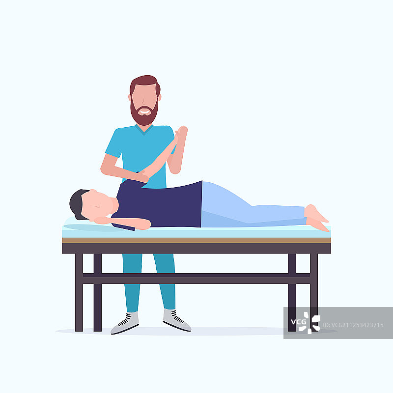 男人躺在按摩床上接受按摩图片素材