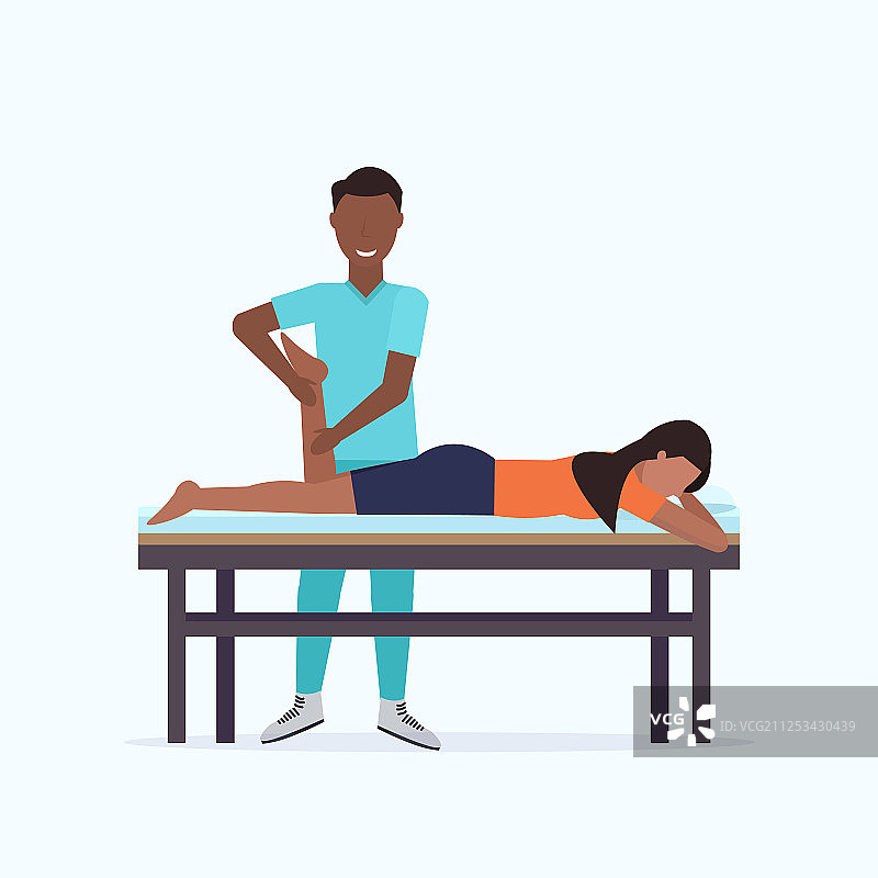 躺在按摩台上的非裔美国女人图片素材