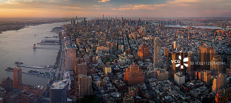 日落时分纽约曼哈顿河畔城市景观鸟瞰图片素材