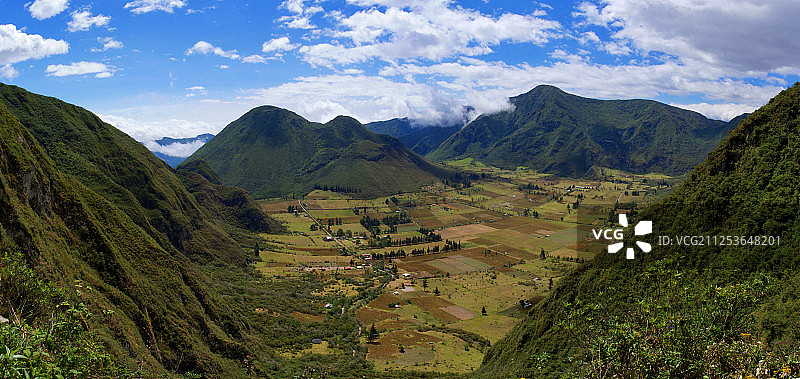 厄瓜多尔普鲁拉瓦火山口村庄的俯视角度照片图片素材