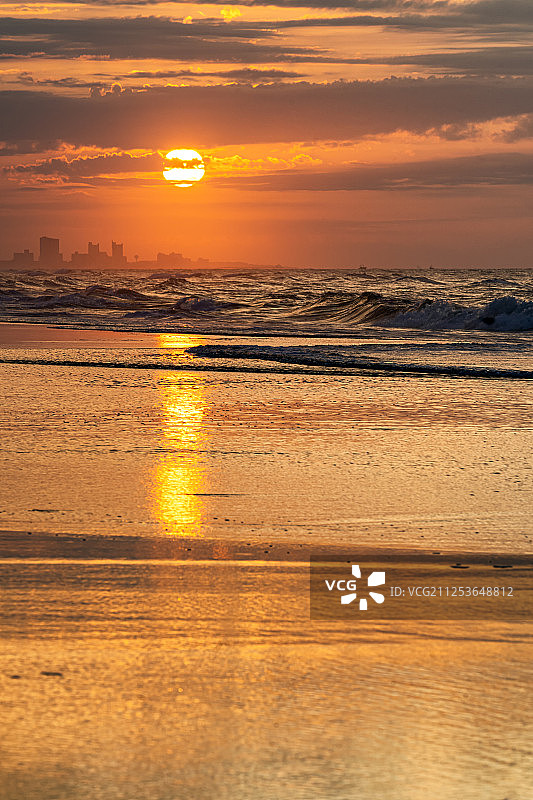 七月多风的山丘海滩日出图片素材