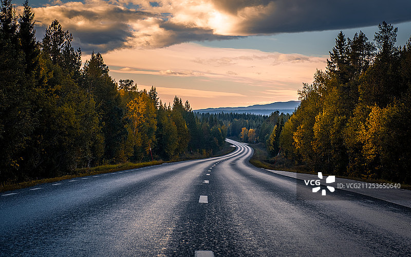 空旷的道路在美丽的风景，瑞典图片素材