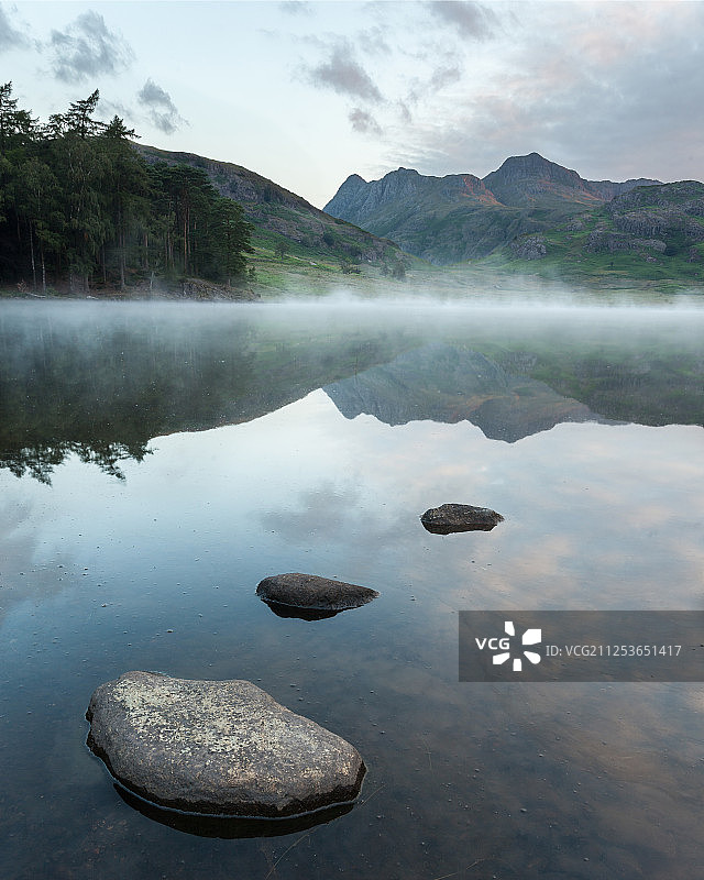 英国湖区布莱特恩湖日出景观图片素材