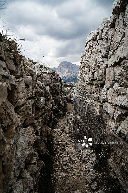 意大利蒙特皮亚纳的石墙小路图片素材