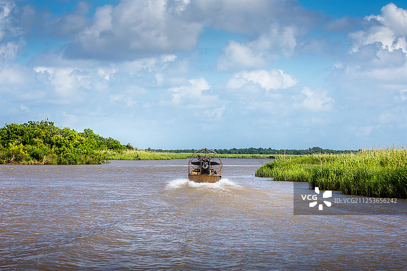 德克萨斯沼泽地明媚的一天乘坐气垫船图片素材