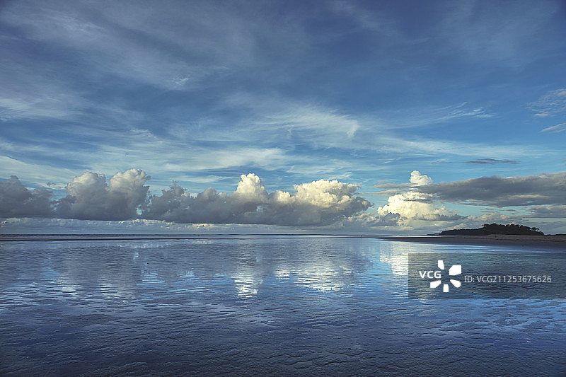 蓝天白云水面倒影图片素材