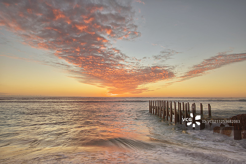 日落时阴沉天空下的码头海景图片素材